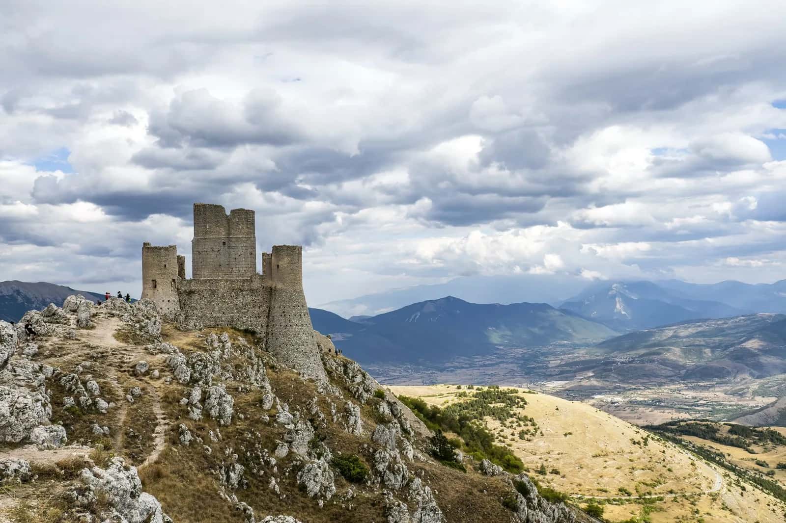 La forteresse de Rocca Calascio perchée à 1 460 mètres au-dessus de la plaine de Navelli, dans les Abruzzes