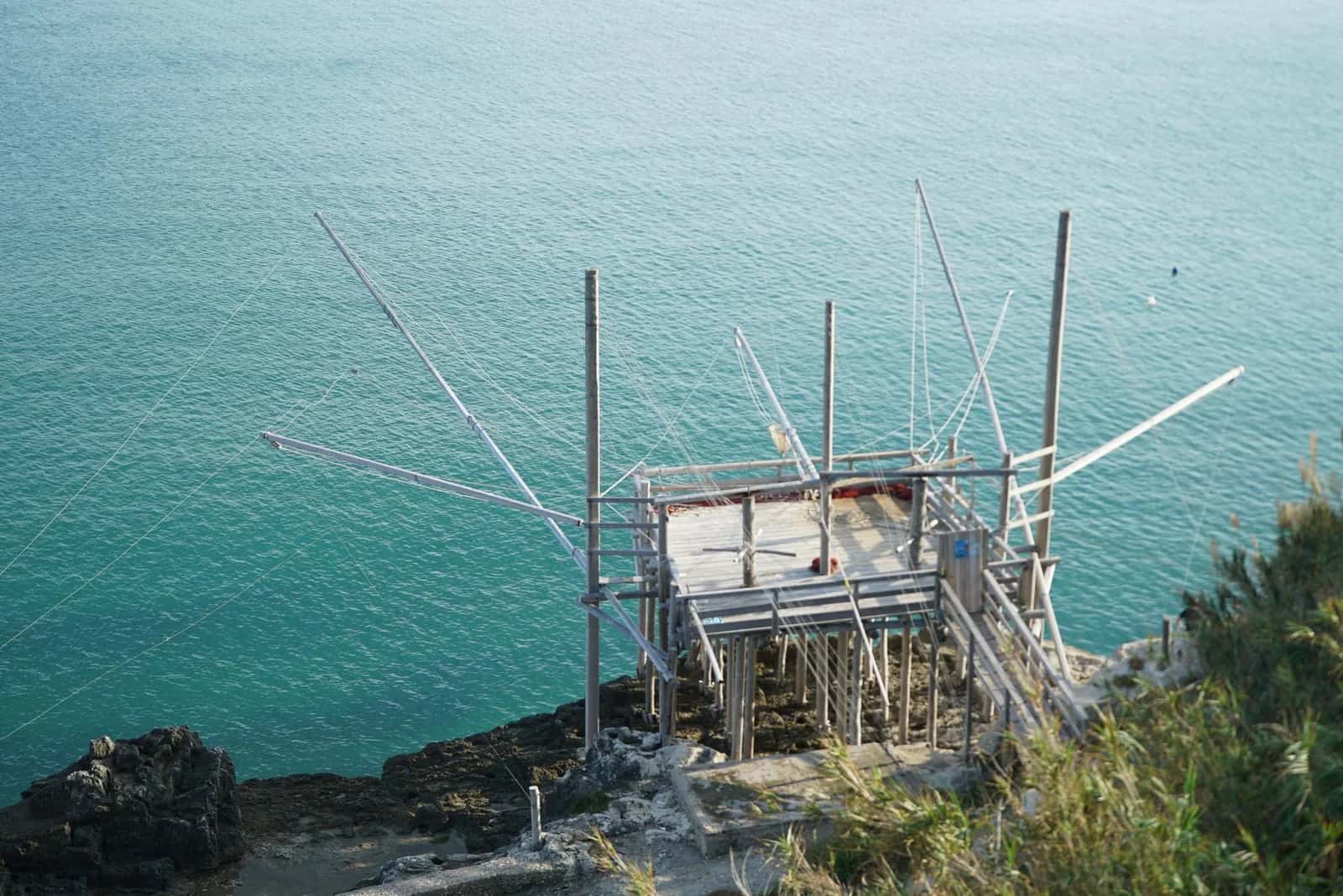 Un trabocco sur pilotis et ses bras de pêche au-dessus de l'eau turquoise de la Costa dei Trabocchi, dans les Abruzzes