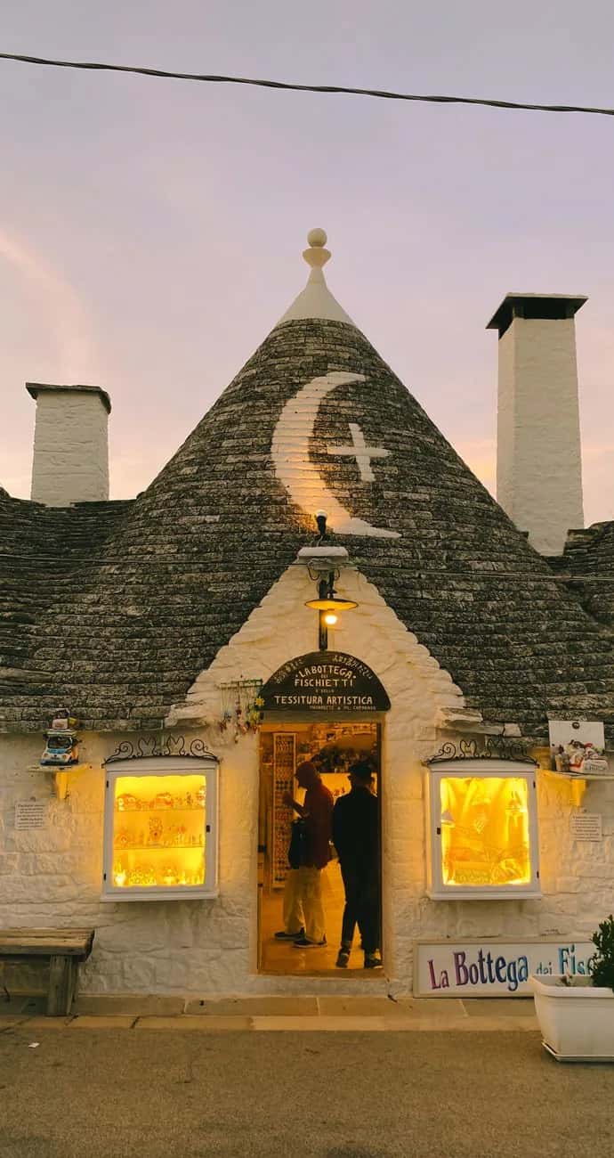 Trullo illuminé au crépuscule à Alberobello
