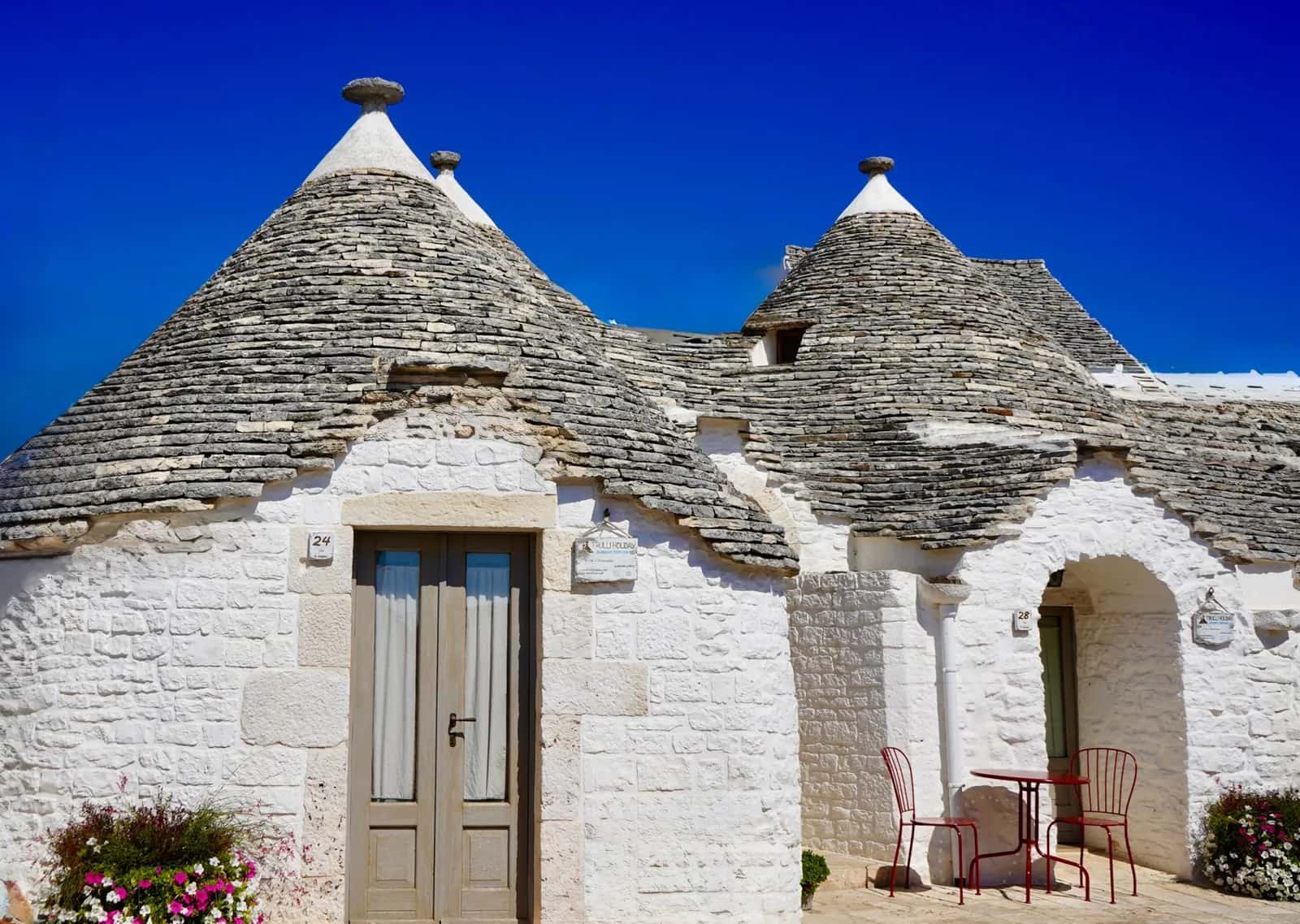 Trullo d'hébergement avec terrasse et toit conique en pierre dans les Pouilles