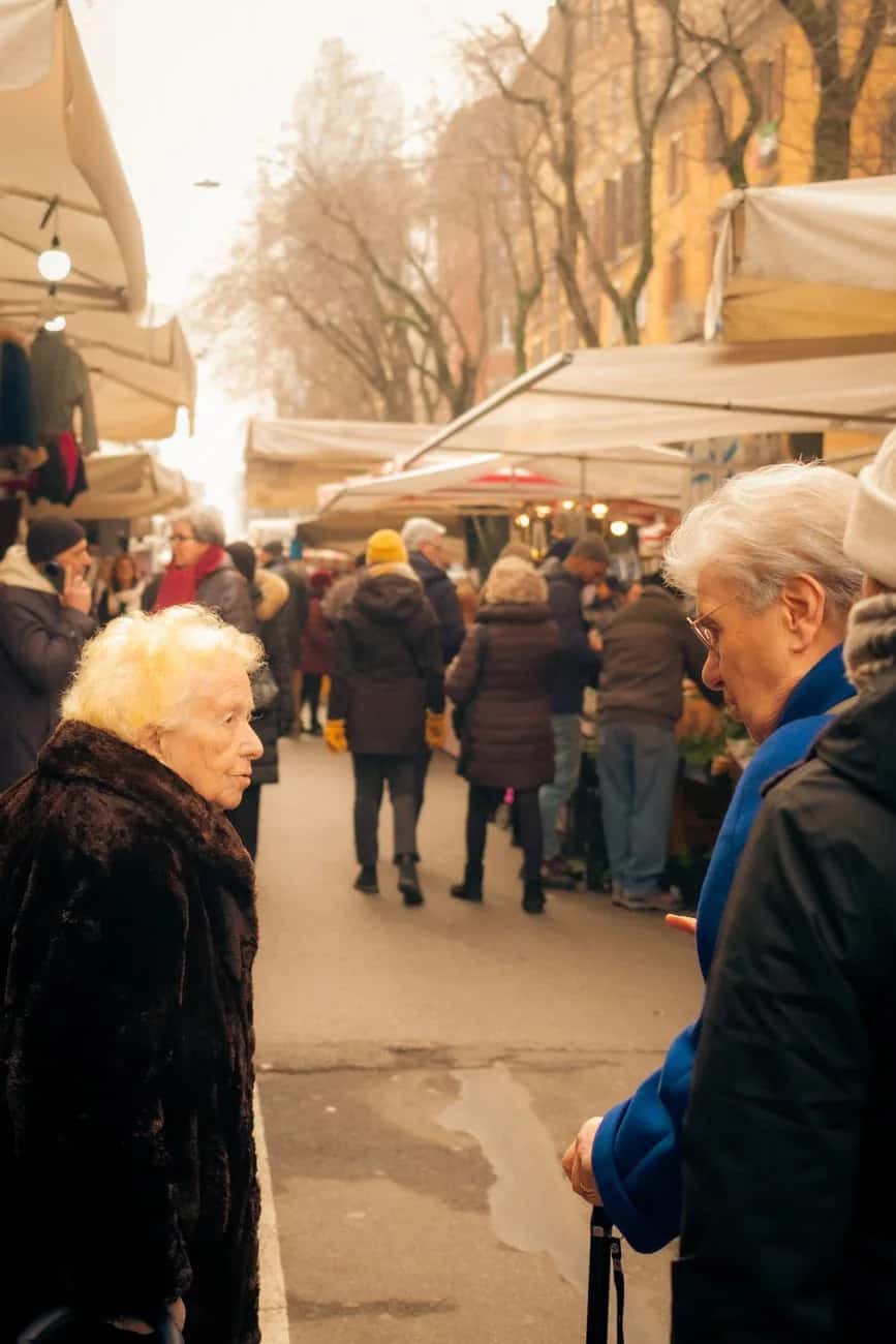 Deux habitantes discutent en italien sur un marché de rue à Milan