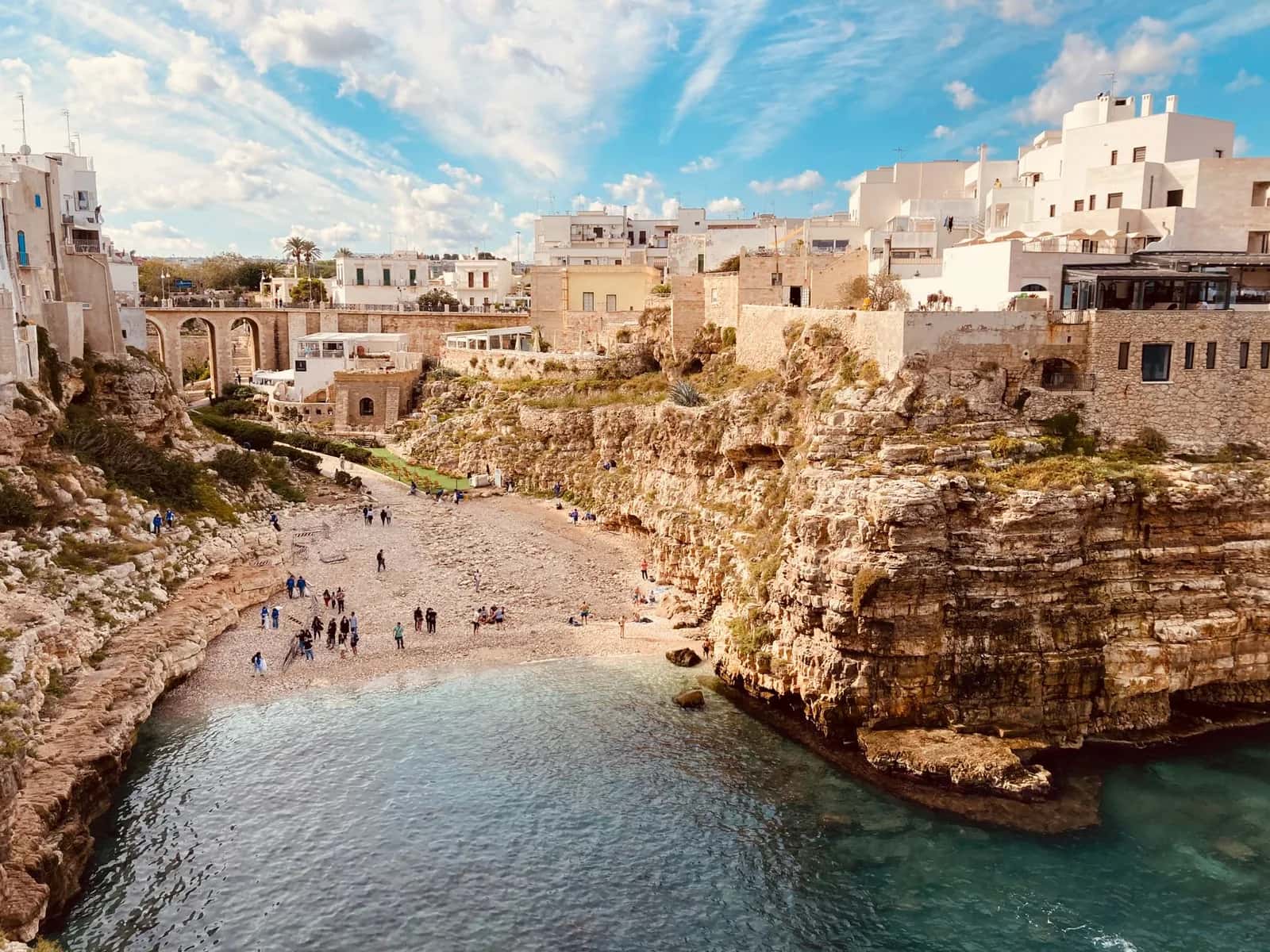 La crique de Lama Monachile à Polignano a Mare, entre falaises calcaires, pont et maisons blanches