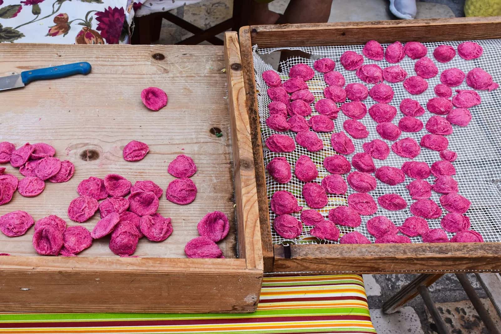 Orecchiette faites maison mises à sécher sur des claies en bois dans les Pouilles