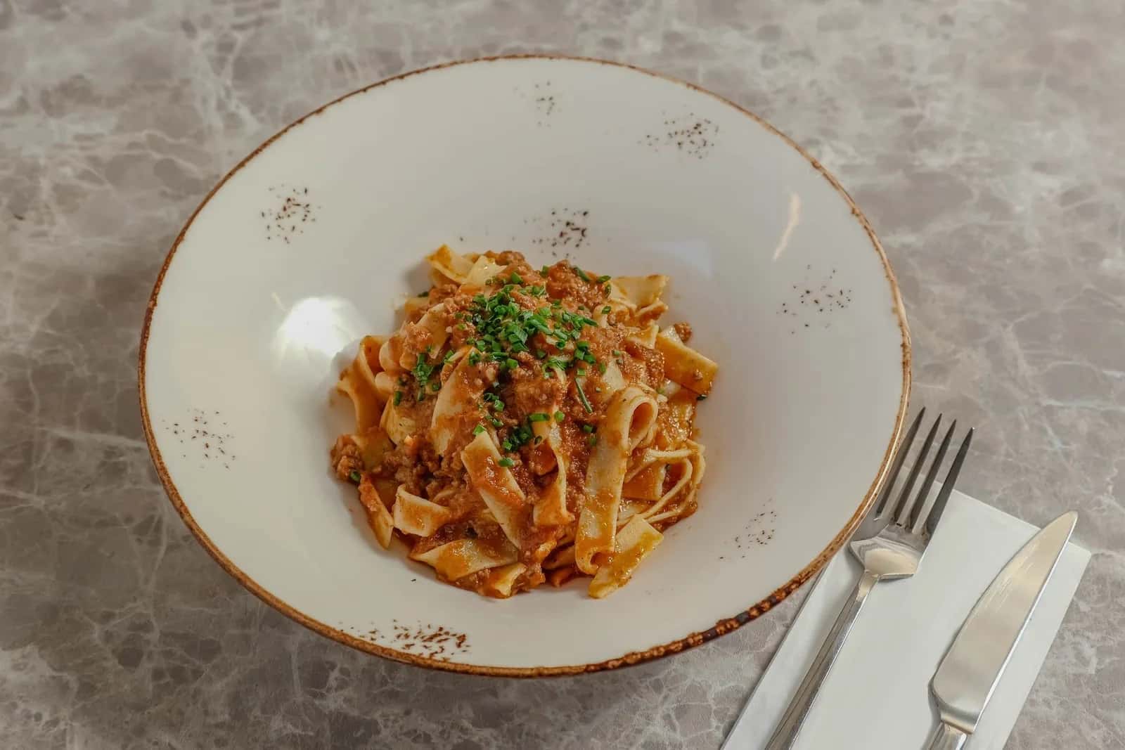 Assiette de tagliatelle al ragù, le plat emblématique de Bologne