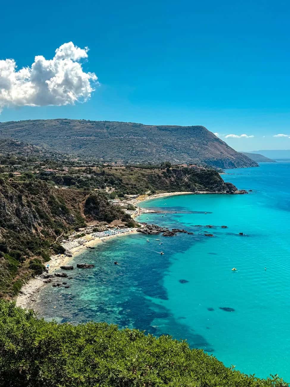 Les criques et l'eau turquoise de Capo Vaticano vues depuis la falaise, sur la côte tyrrhénienne de Calabre