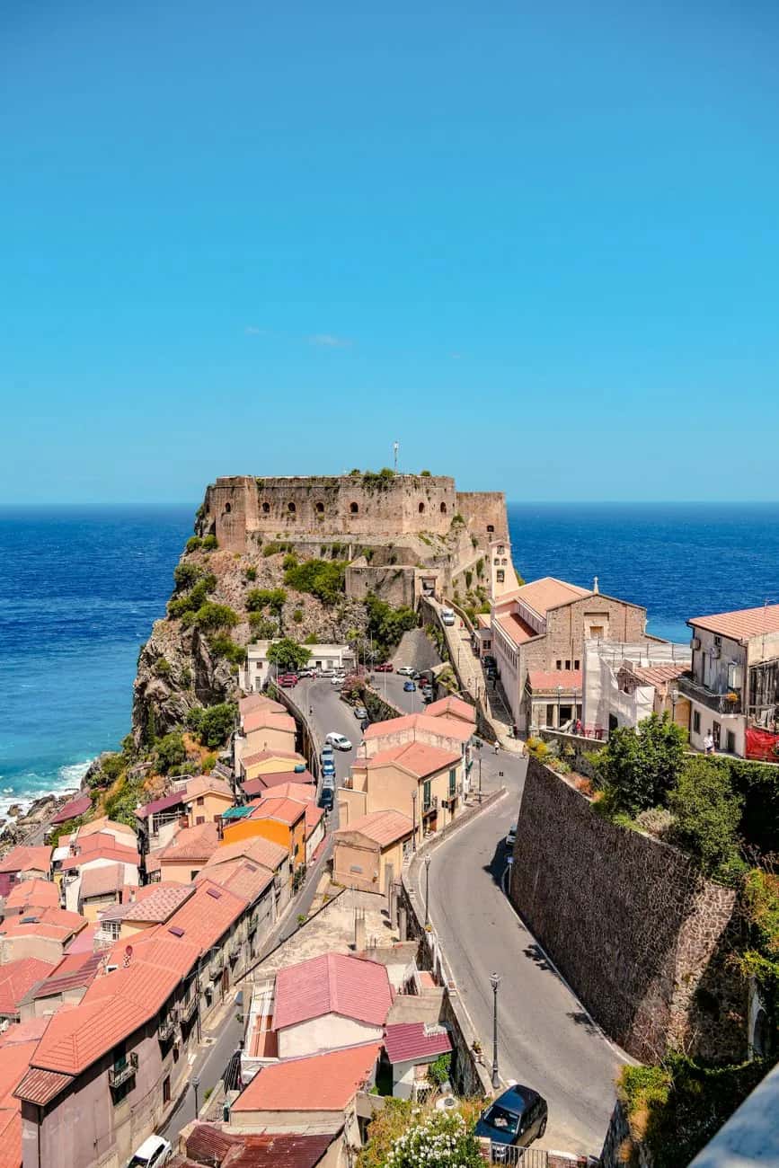 Le château Ruffo de Scilla perché sur son rocher au-dessus des toits du village, en Calabre