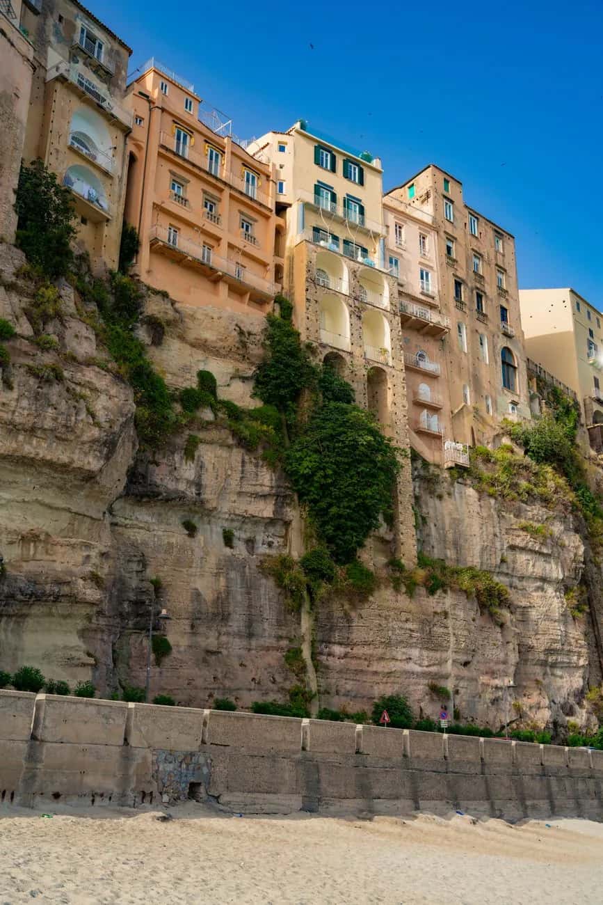 Les maisons de Tropea posées au bord de la falaise de grès, au-dessus de la plage, en Calabre