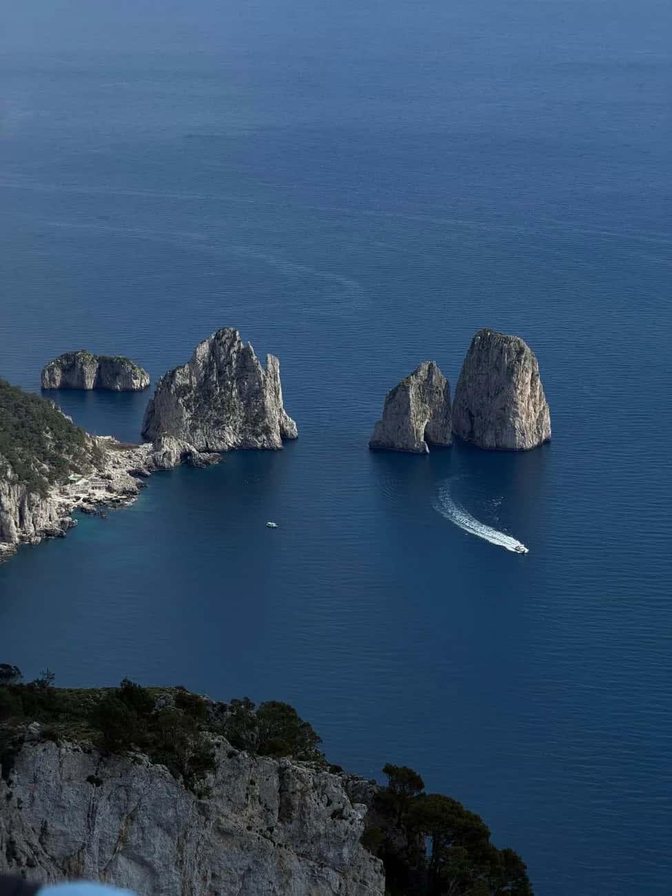 Les Faraglioni de Capri, trois rochers émergeant de la mer au large de l'île, en Campanie