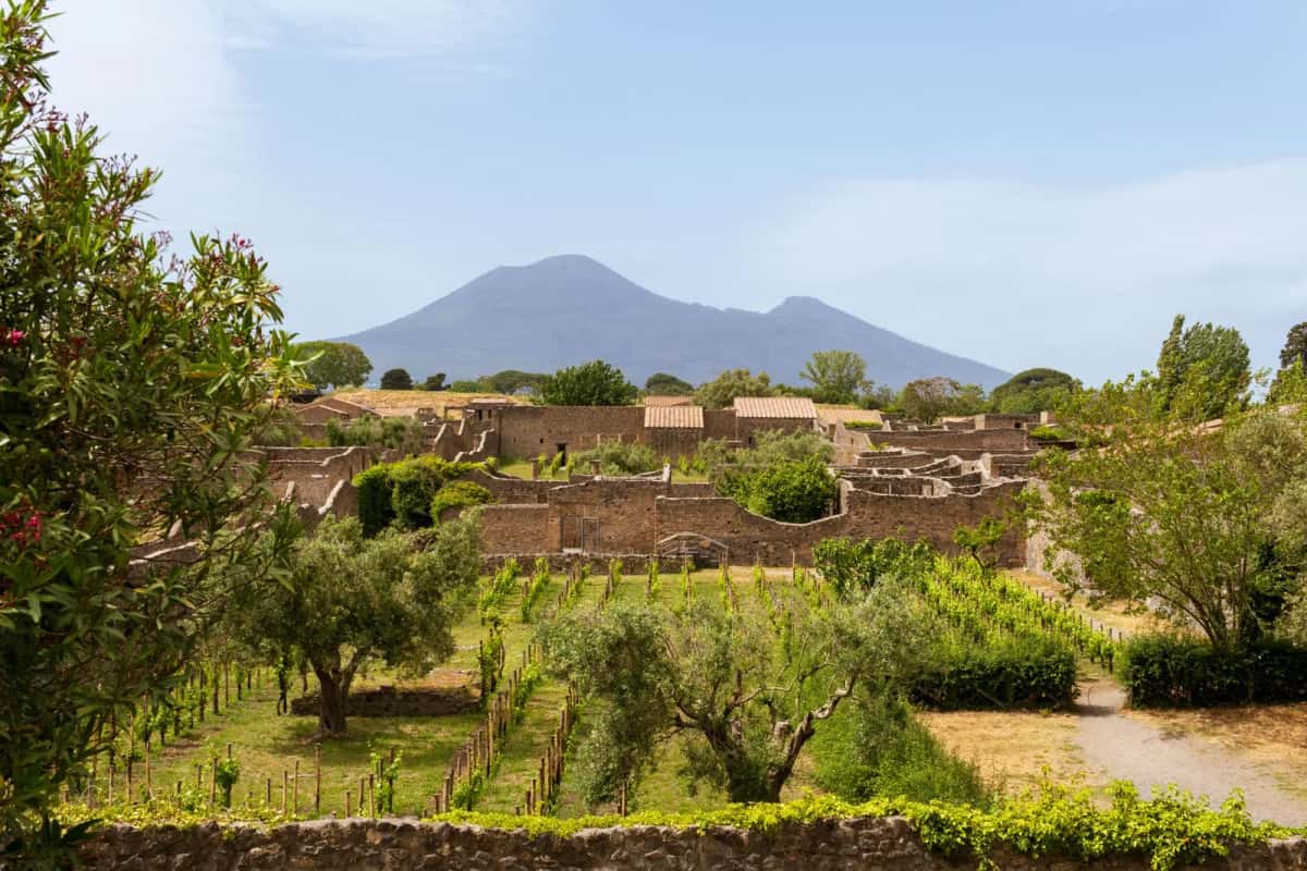 Les ruines du site archéologique de Pompéi avec le Vésuve en arrière-plan, en Campanie
