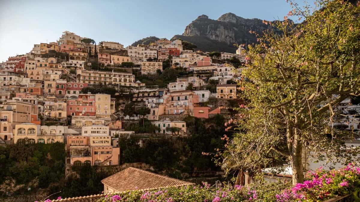 Le village de Positano étagé au-dessus de la mer sur la côte amalfitaine, en Campanie