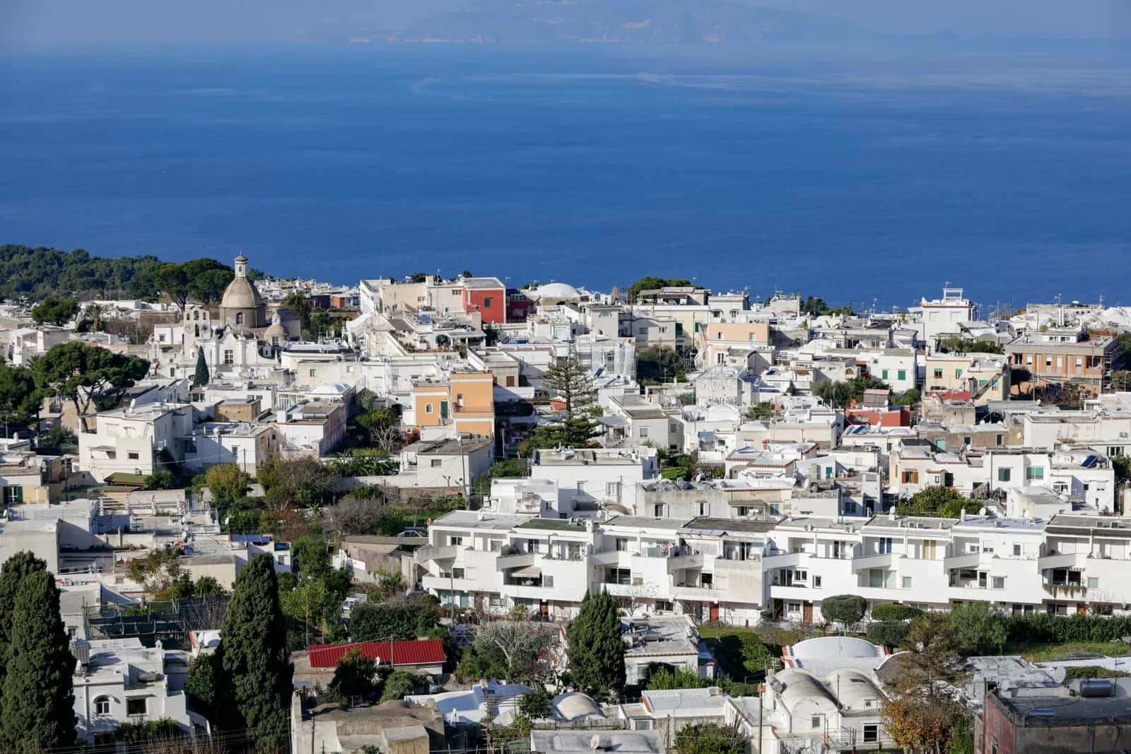 Les maisons blanches d'Anacapri vues des hauteurs, avec la baie de Naples en arrière-plan, à Capri