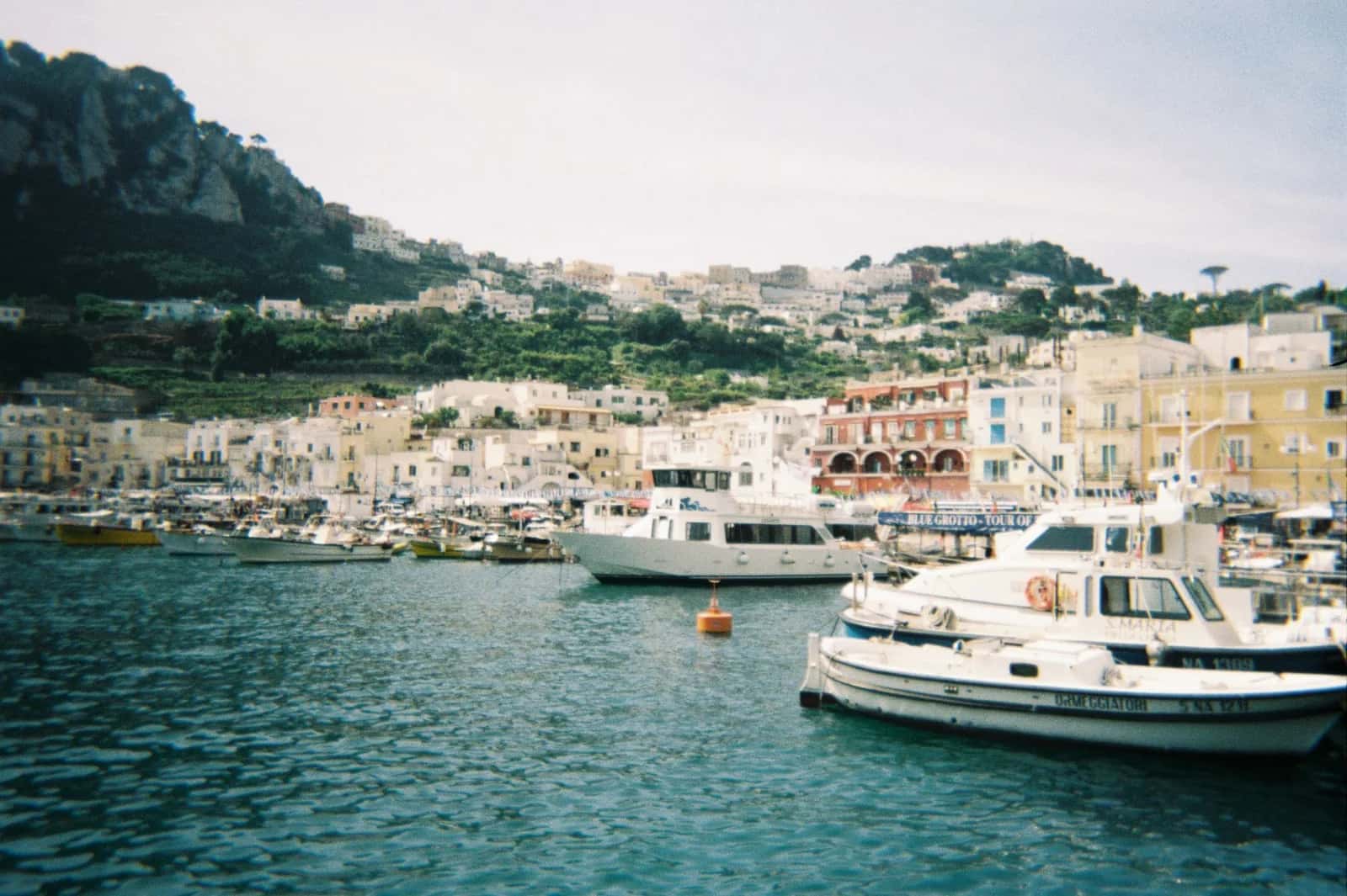 Le port de Marina Grande à Capri, ses barques et ses kiosques d'excursion vers la grotte bleue