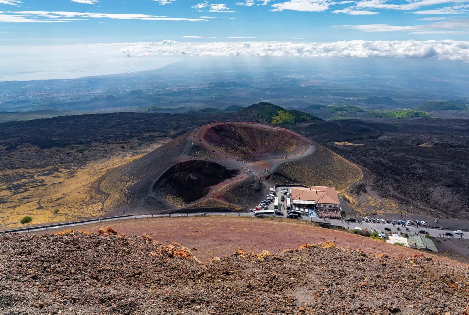 Les cratères Silvestri à 1 900 mètres sur le versant sud de l'Etna, avec les coulées de lave noires et la côte de Catane en contrebas