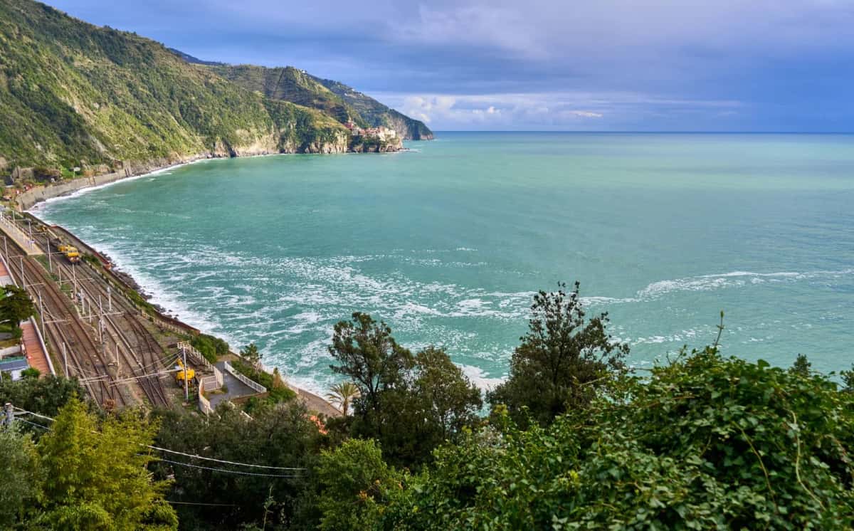 La voie ferrée longeant la côte turquoise des Cinque Terre, en Ligurie
