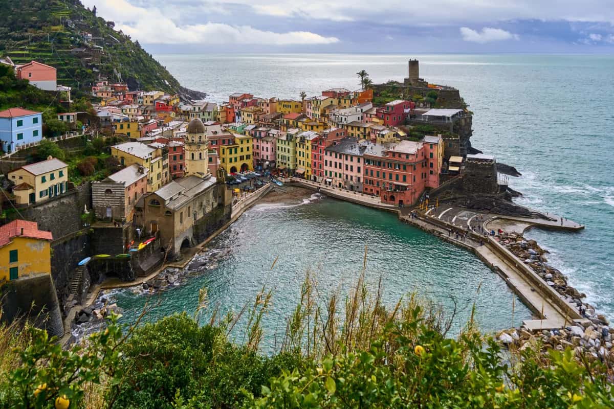Le port naturel et les maisons colorées de Vernazza, aux Cinque Terre, sur la côte ligure