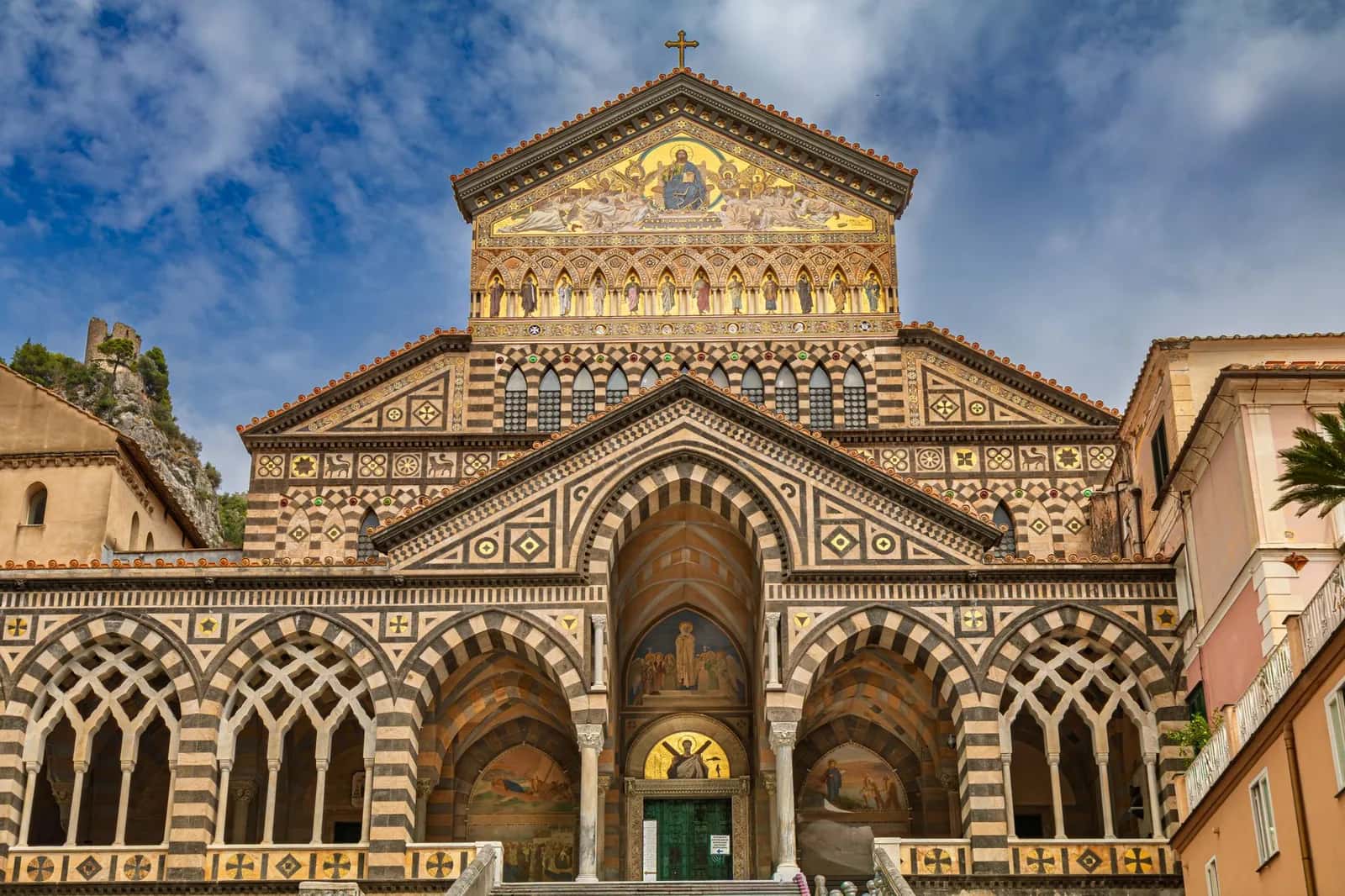La façade en mosaïque du duomo Sant'Andrea d'Amalfi, sur la côte amalfitaine