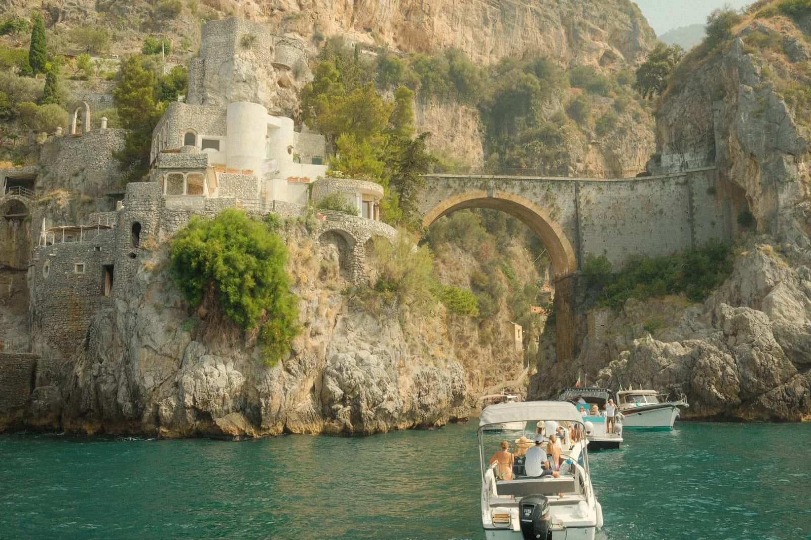 Le fjord de Furore et son pont routier, avec des bateaux d'excursion au mouillage