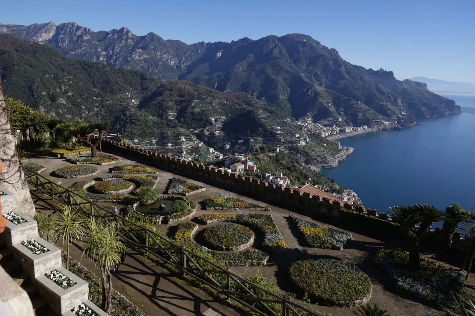 Les jardins en terrasse de Ravello dominant le golfe de Salerne, sur la côte amalfitaine