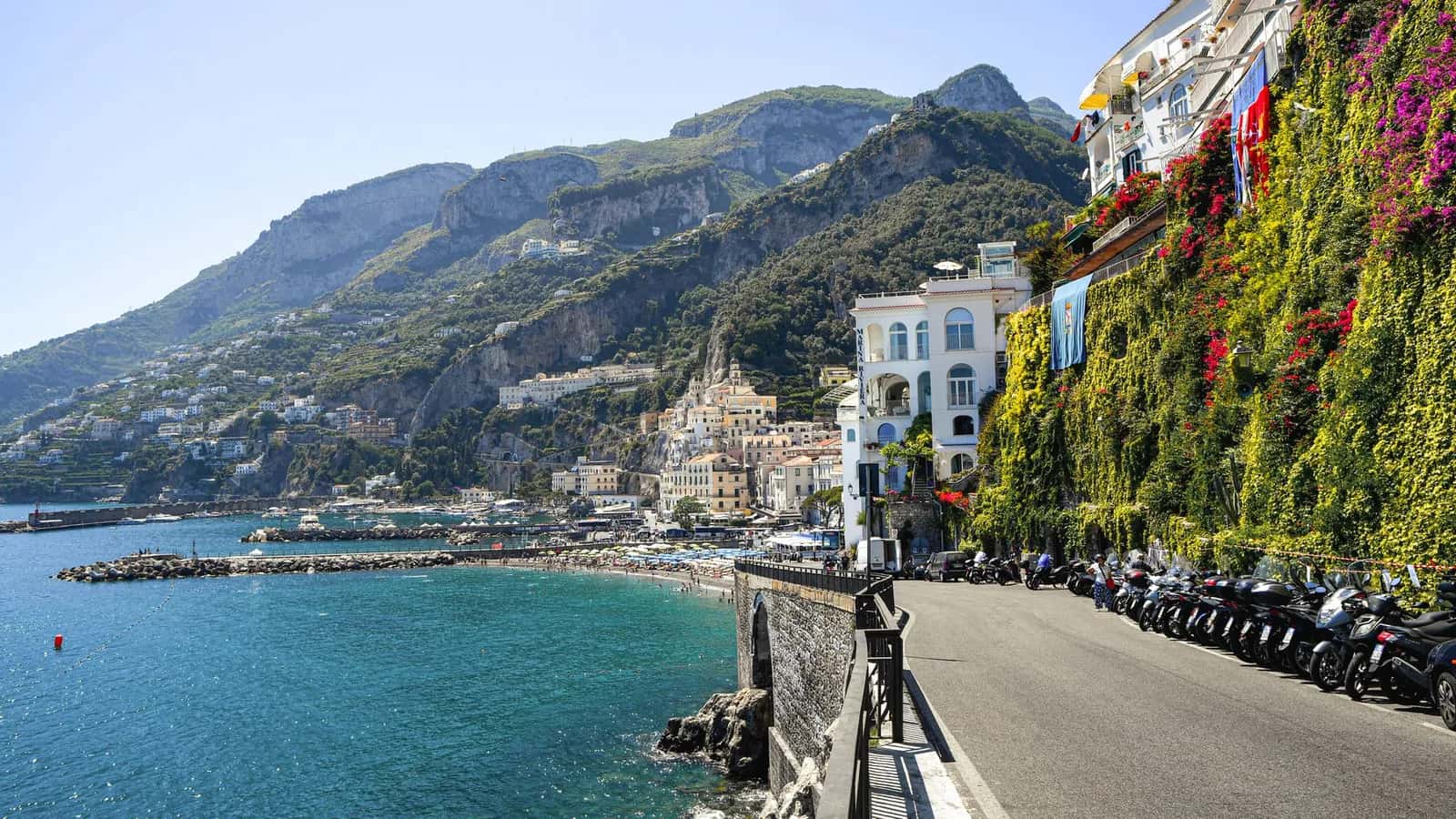 La route SS163 taillée dans la falaise à l'entrée d'Amalfi, sur la côte amalfitaine