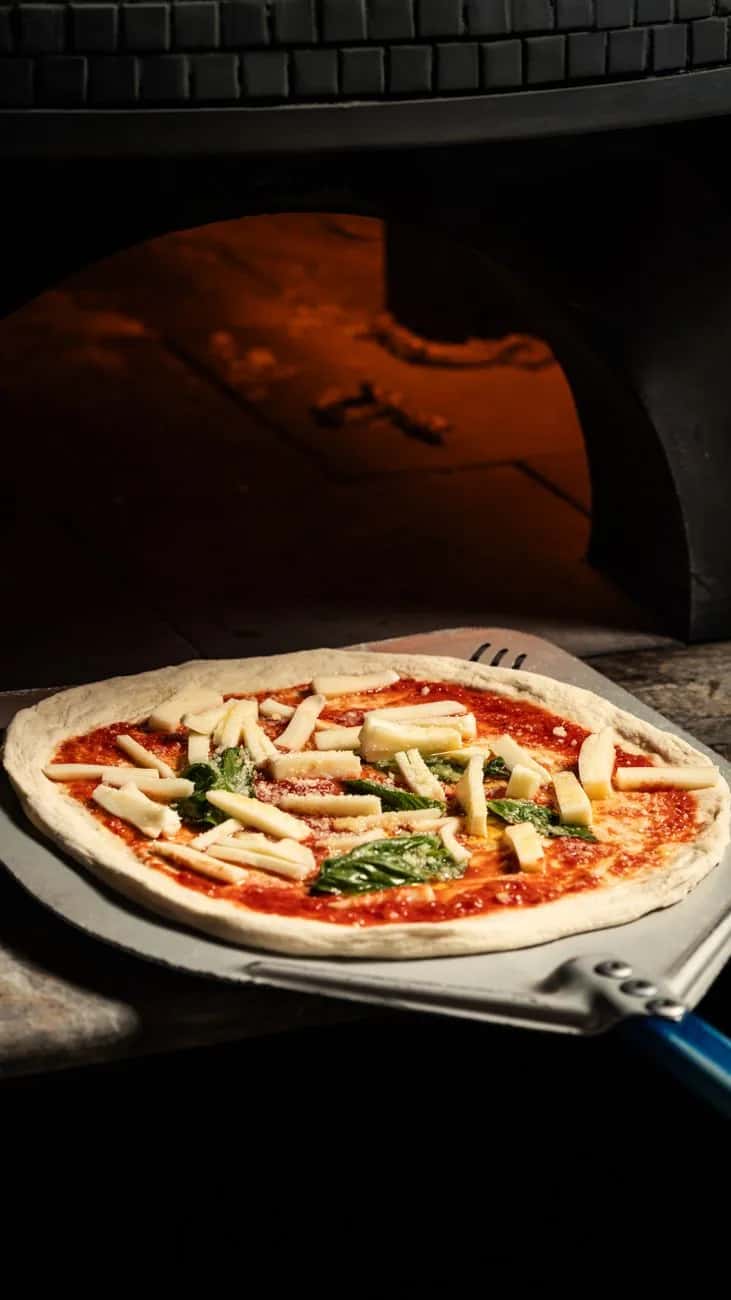 Pizza napolitaine enfournée au feu de bois à Naples, spécialité de Campanie classée à l'UNESCO