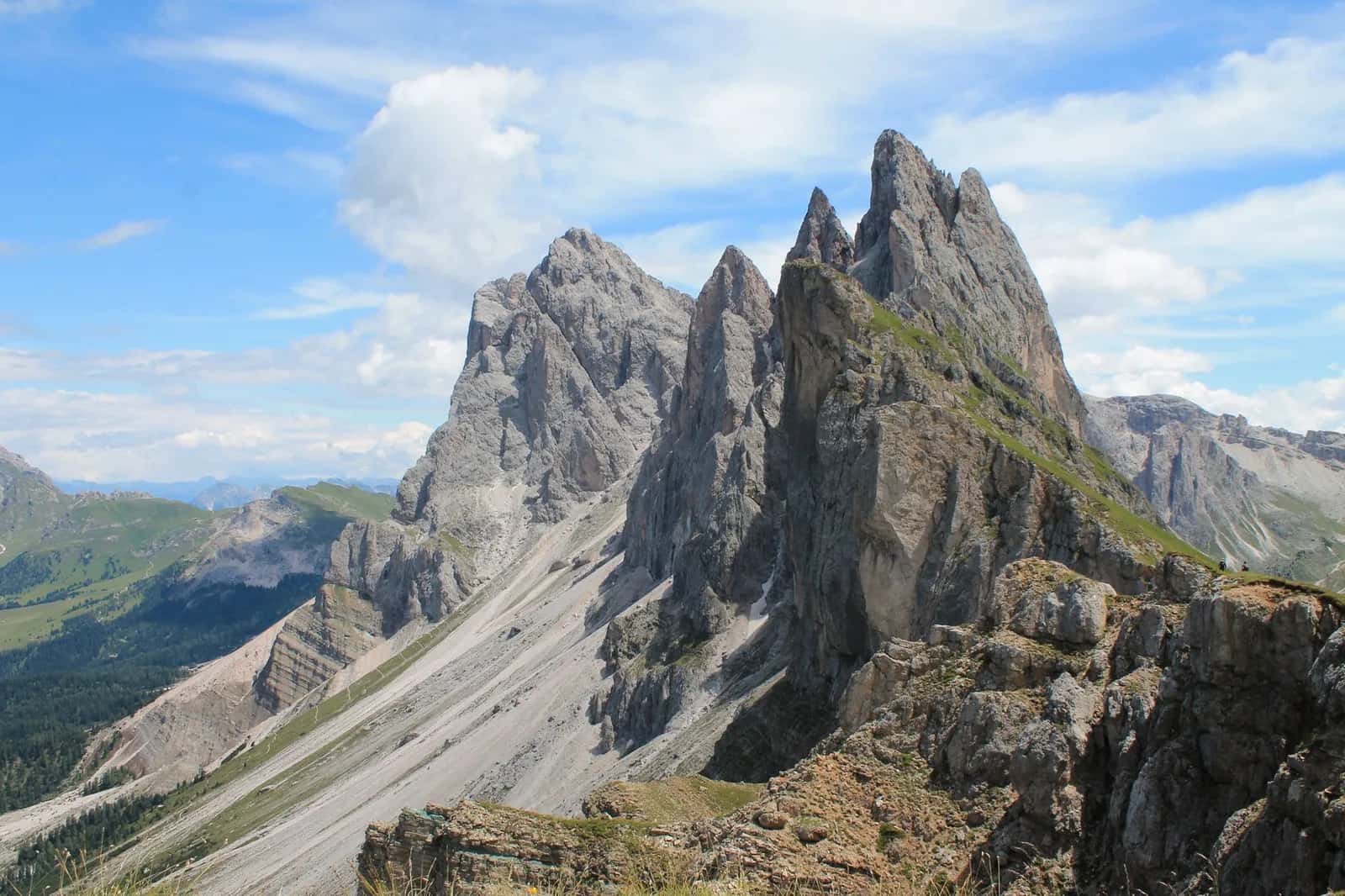 La crête inclinée du Seceda et les aiguilles des Odle au-dessus du Val Gardena, dans les Dolomites