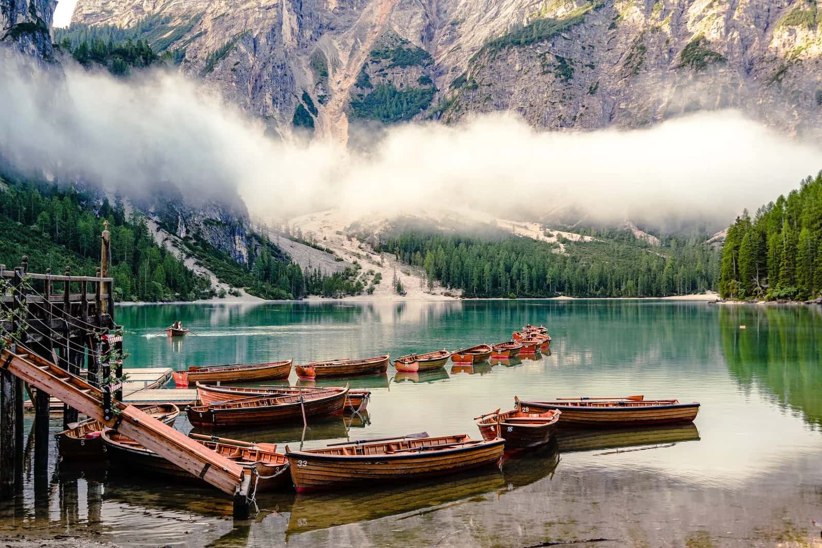 Les barques en bois amarrées au ponton du lac de Braies, dans le Val Pusteria des Dolomites, au petit matin