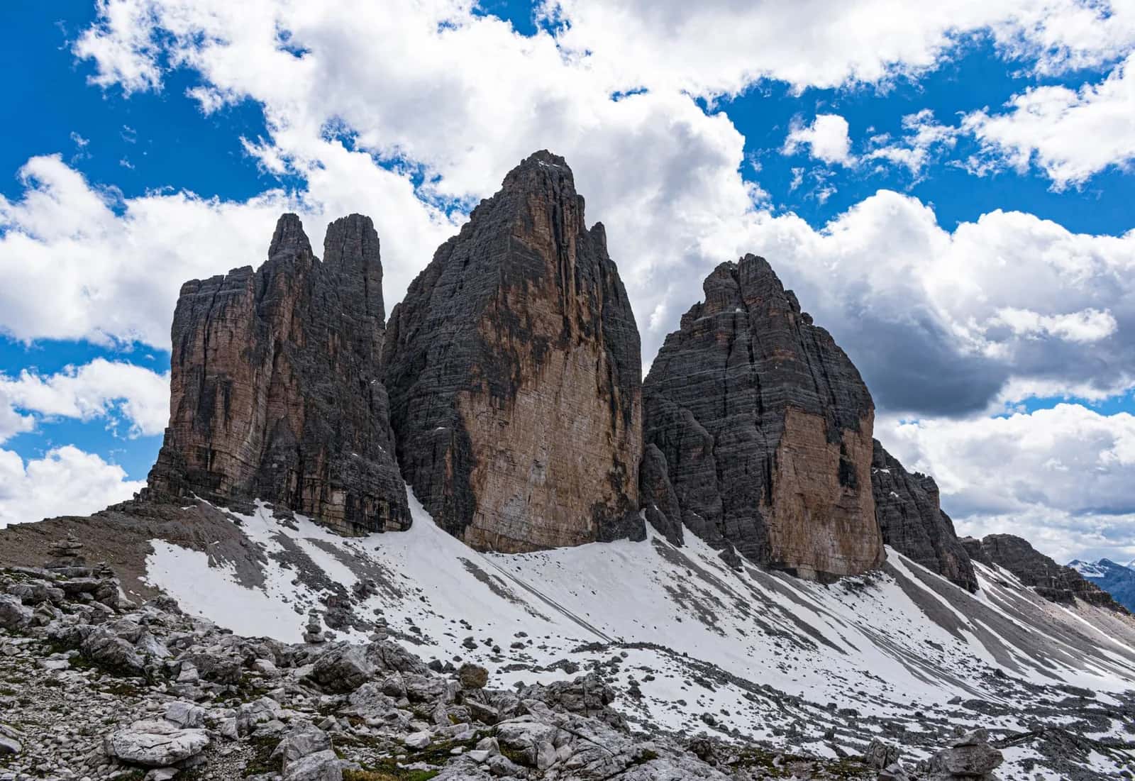 Les trois tours de calcaire des Tre Cime di Lavaredo au-dessus d'un névé, dans les Dolomites italiennes