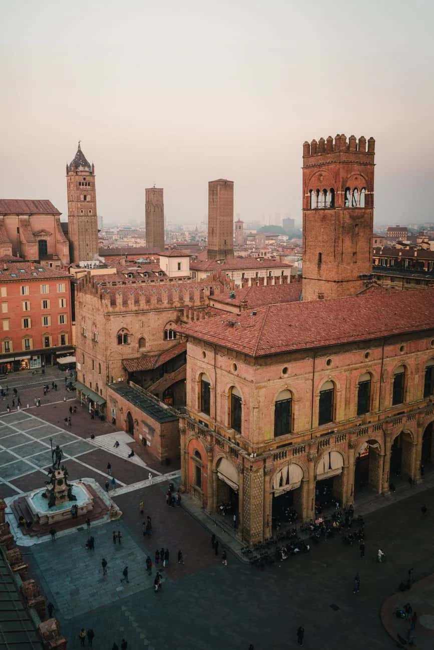 La Piazza Maggiore de Bologne avec le Palazzo del Podestà, la fontaine de Neptune et les tours médiévales, capitale de l'Émilie-Romagne