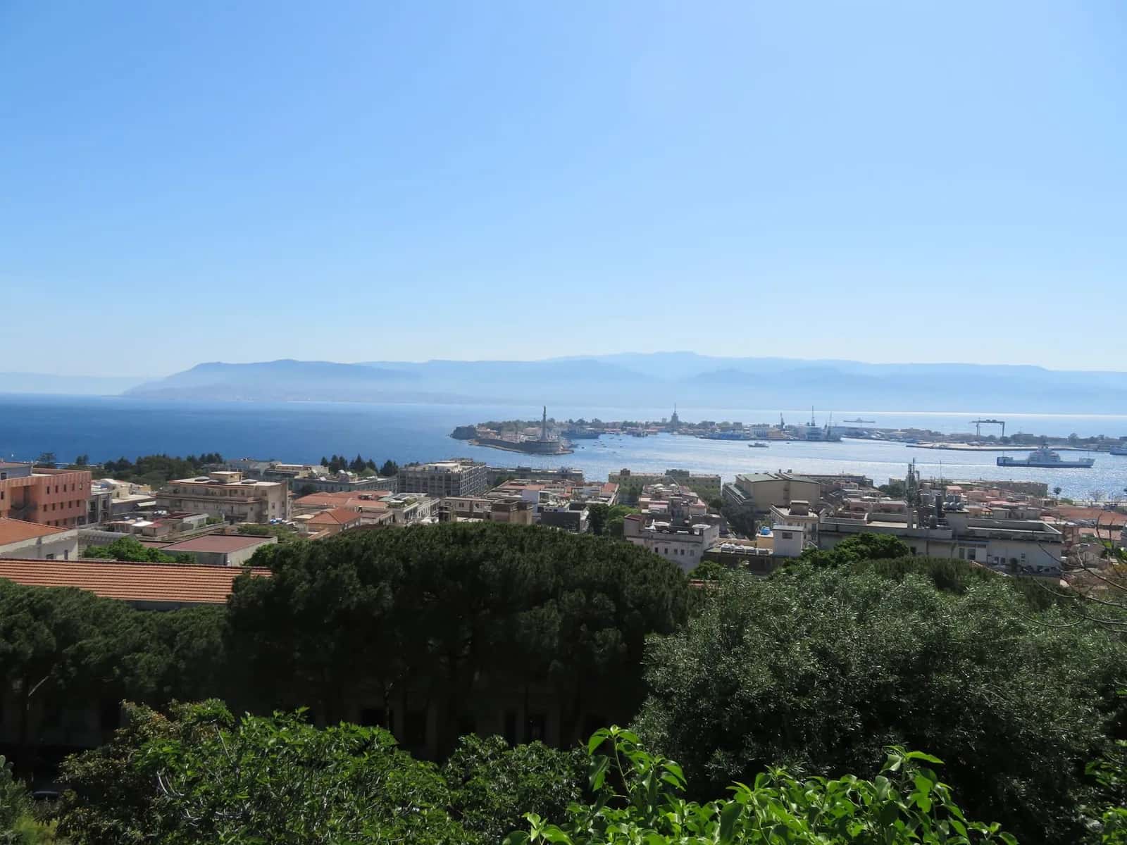 Le port de Messine et le détroit, avec la côte calabraise en face, en Sicile