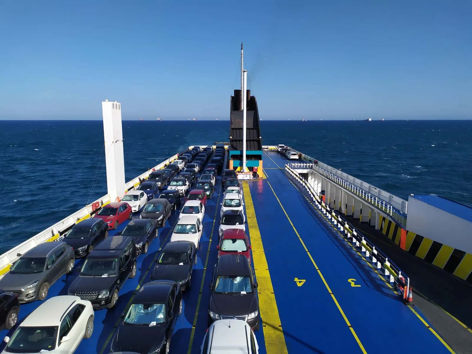 Voitures alignées sur le pont-garage d'un ferry en Méditerranée