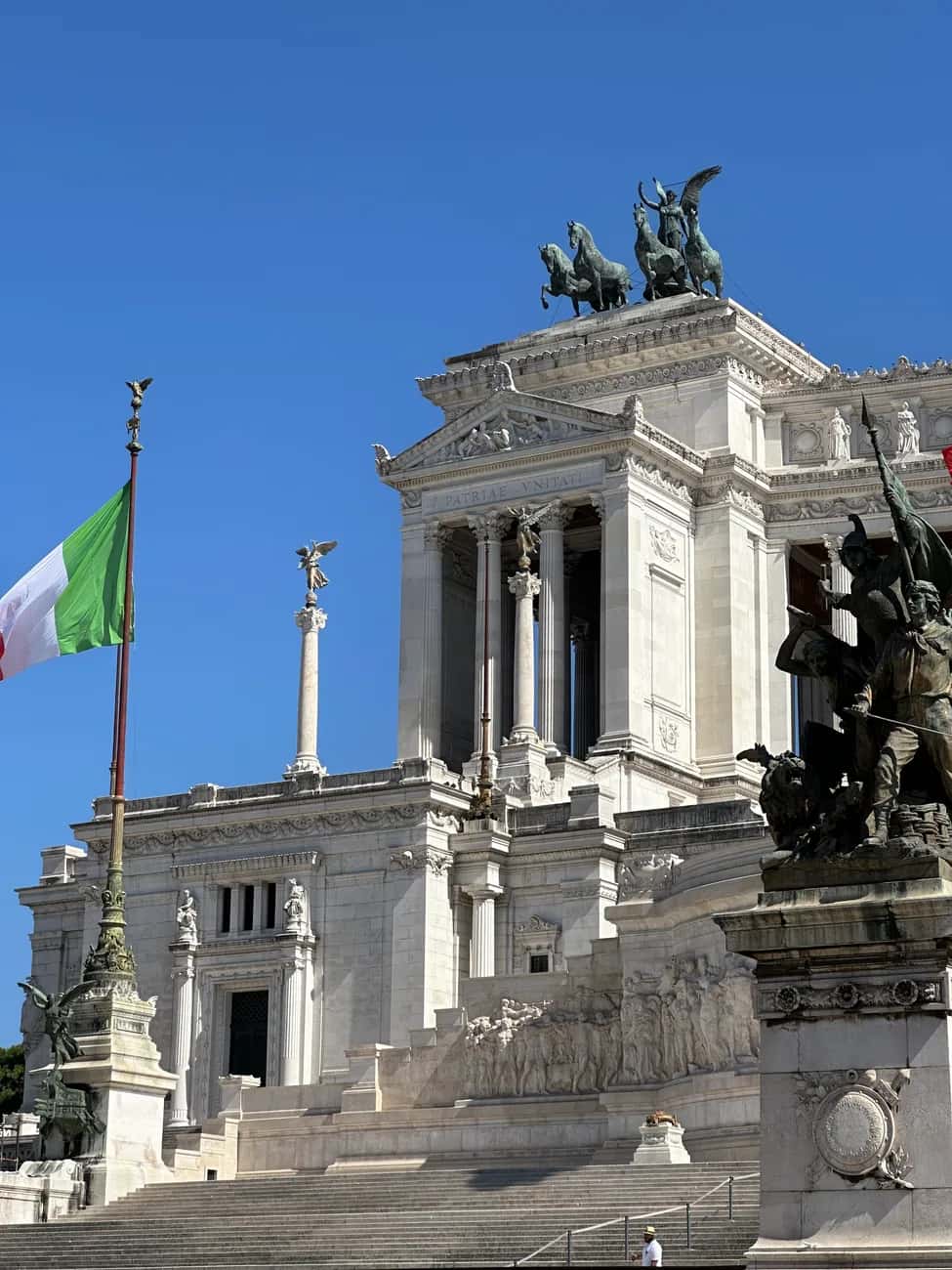 L'Altare della Patria à Rome et le drapeau italien, lieu de la cérémonie du 2 juin, fête nationale italienne
