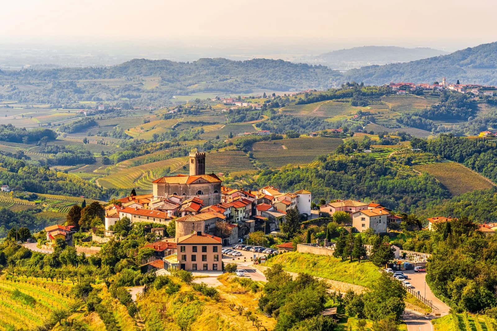 Village italien sur une colline entouré de vignes