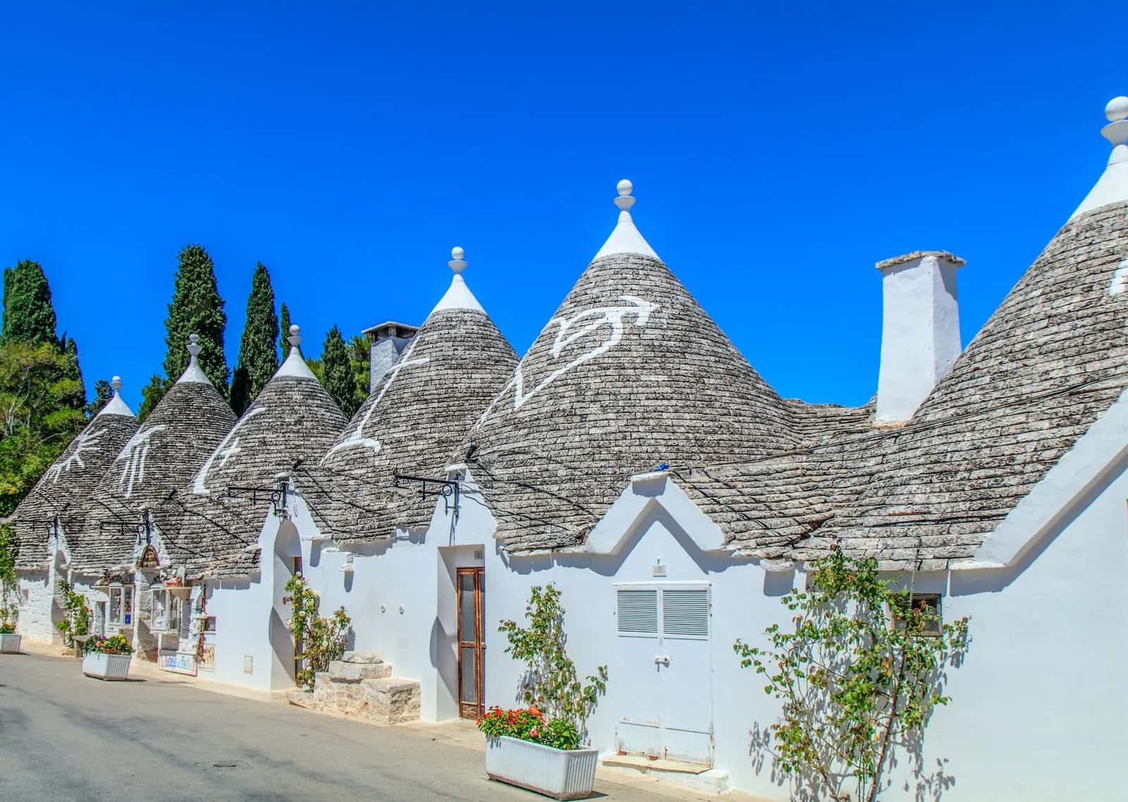Trulli aux toits coniques en pierre sèche et murs blanchis à la chaux à Alberobello, dans les Pouilles