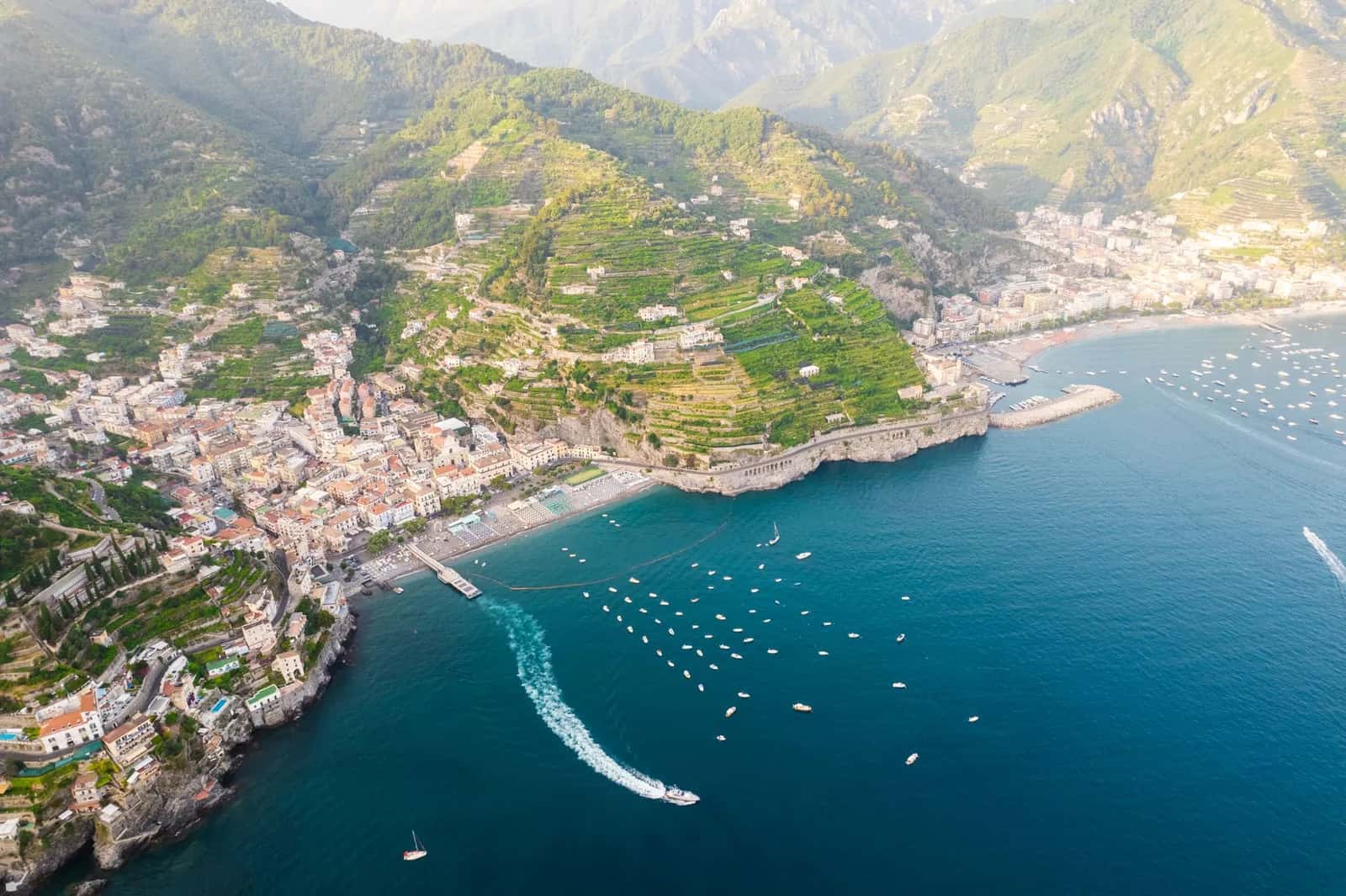 Vue aérienne de la côte amalfitaine et de ses villages en terrasses