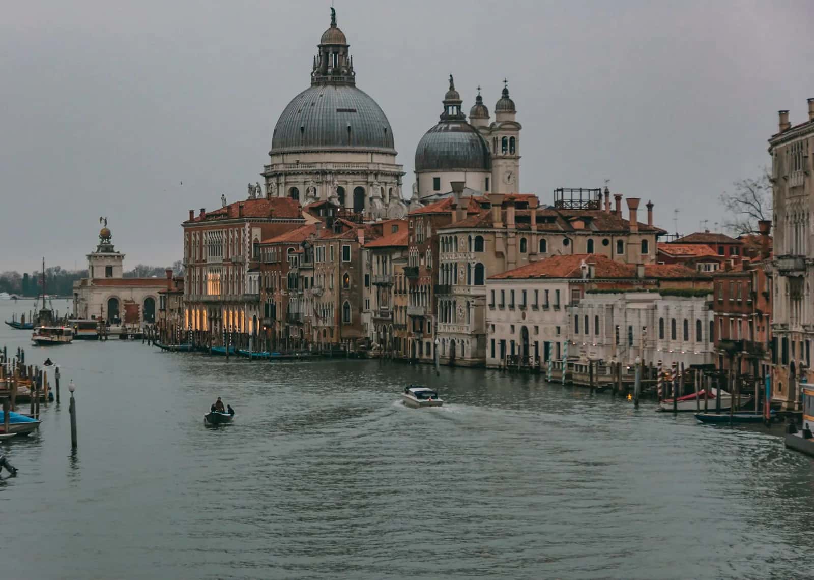 Le Grand Canal et la basilique Santa Maria della Salute à Venise