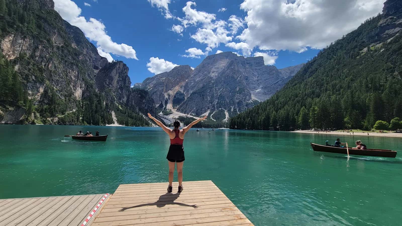 Le lac de Braies et ses barques en bois dans les Dolomites italiennes