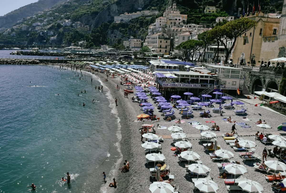 Plage d'Amalfi bondée de parasols le 15 août, jour du Ferragosto en Italie