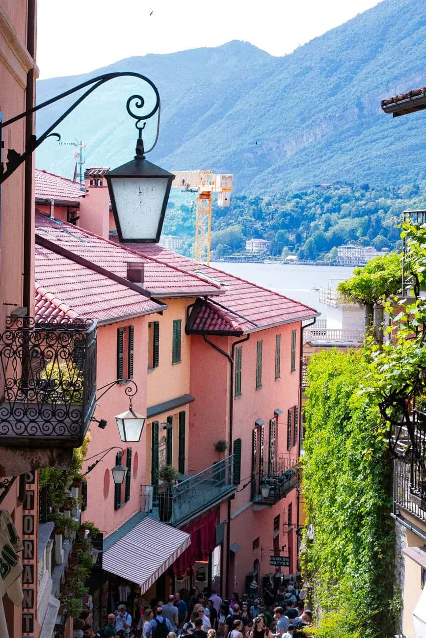 Les maisons colorées et les ruelles en escalier de Bellagio, au bord du lac de Côme, en Italie