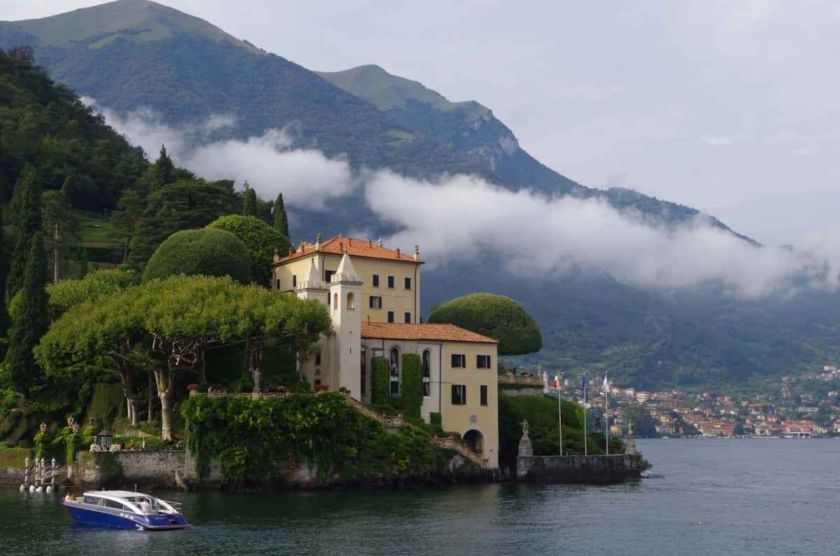 La Villa del Balbianello et ses jardins en terrasses sur une presqu'île du lac de Côme, à Lenno, en Italie