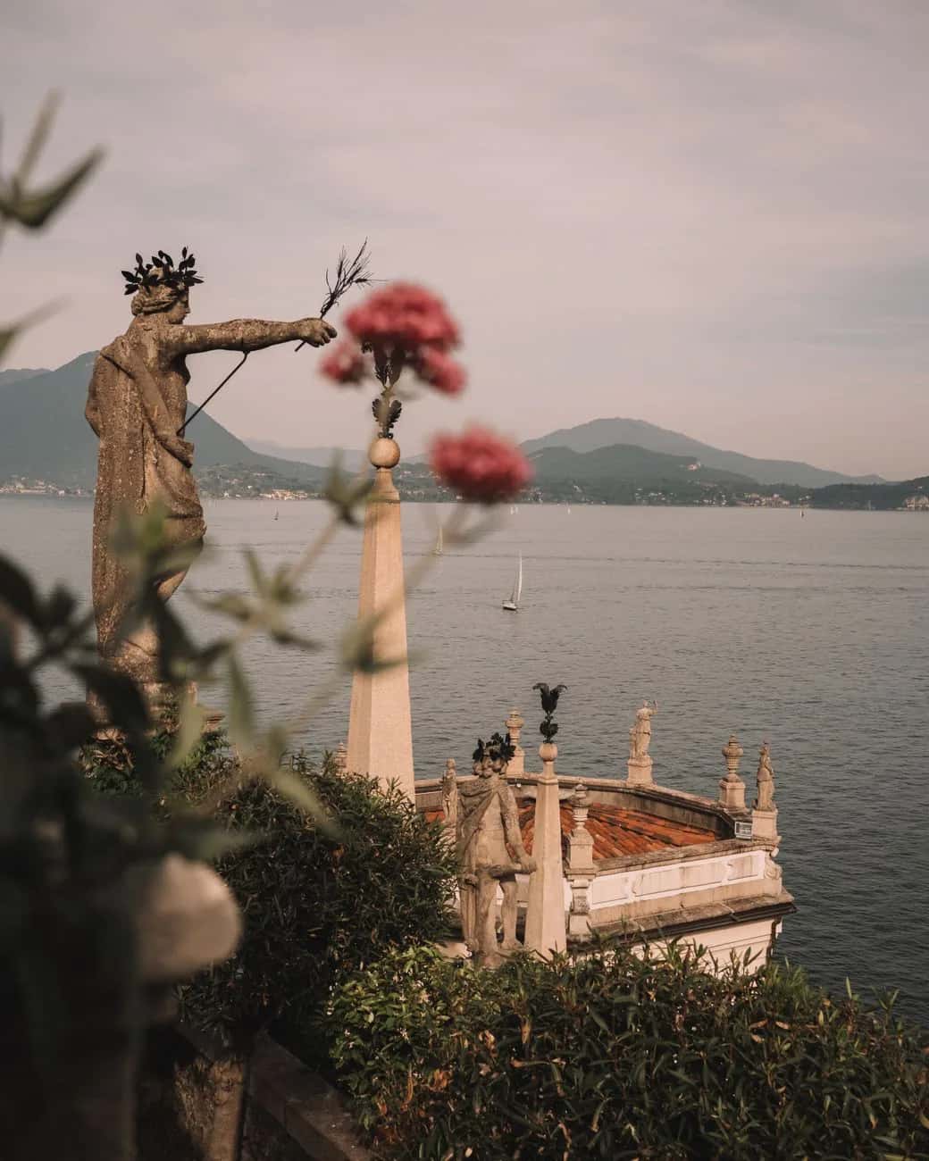 Les statues et les obélisques du jardin baroque d'Isola Bella, face au lac Majeur, en Italie