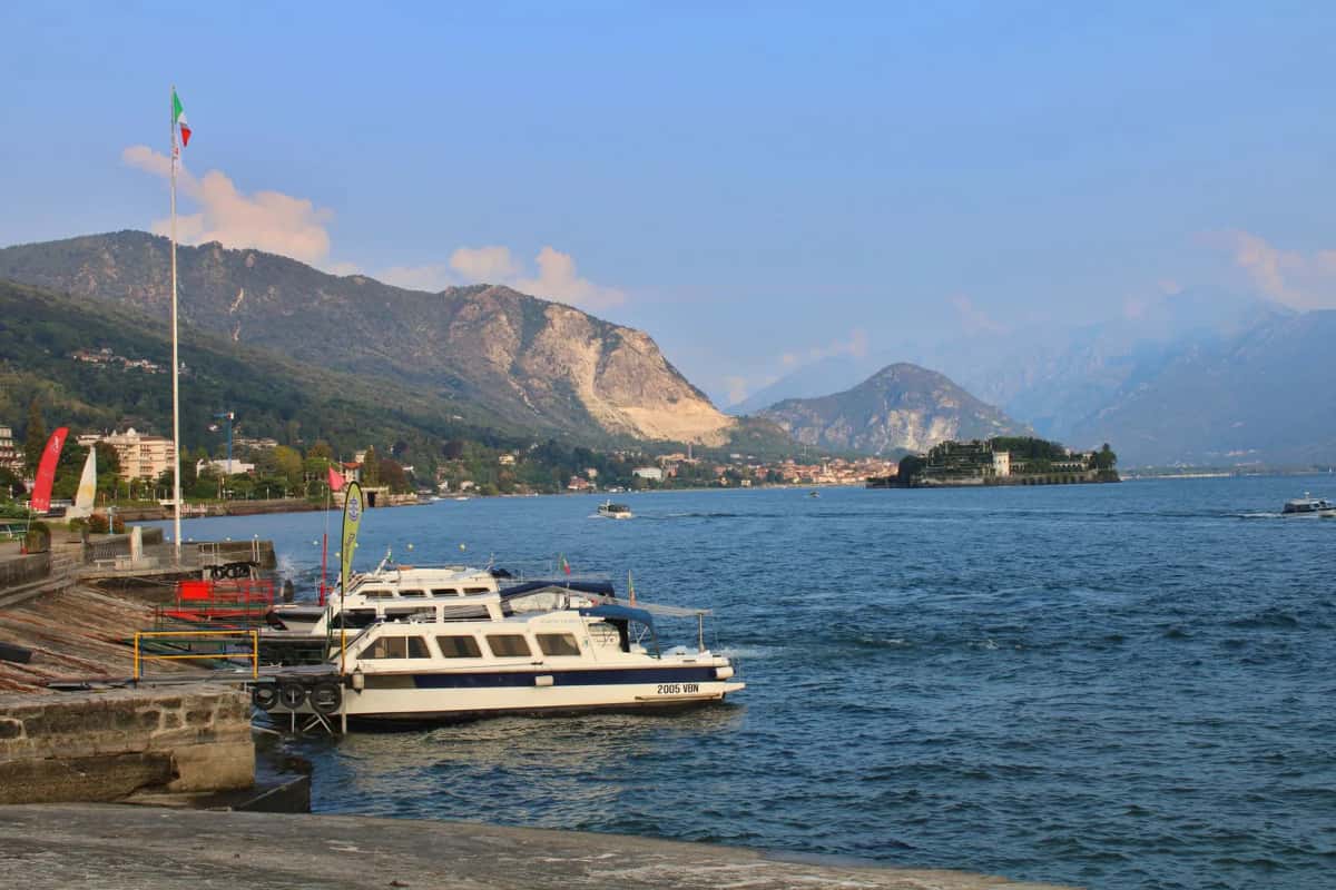 Les bateaux amarrés le long de la rive de Stresa, avec les montagnes du lac Majeur en arrière-plan, en Italie