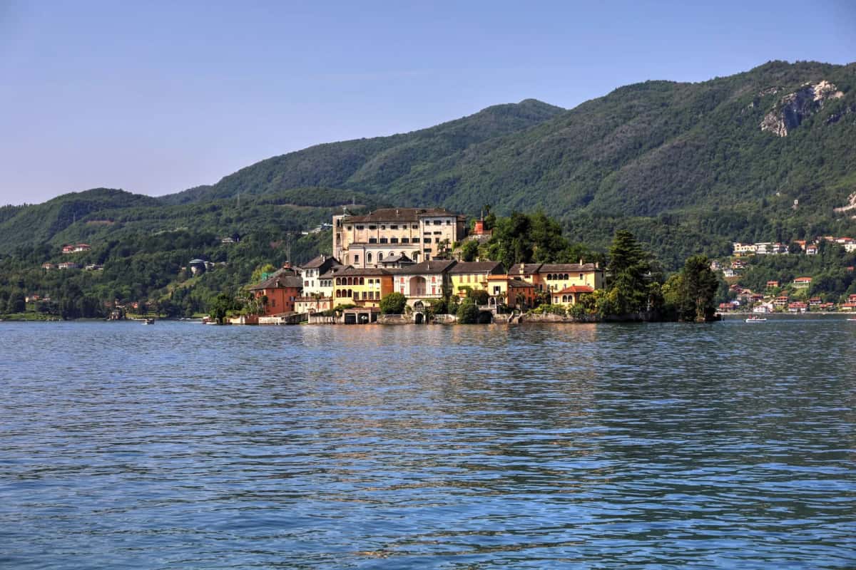 Le village d'Orta San Giulio et l'île San Giulio posée sur le lac d'Orta, dans le Piémont en Italie