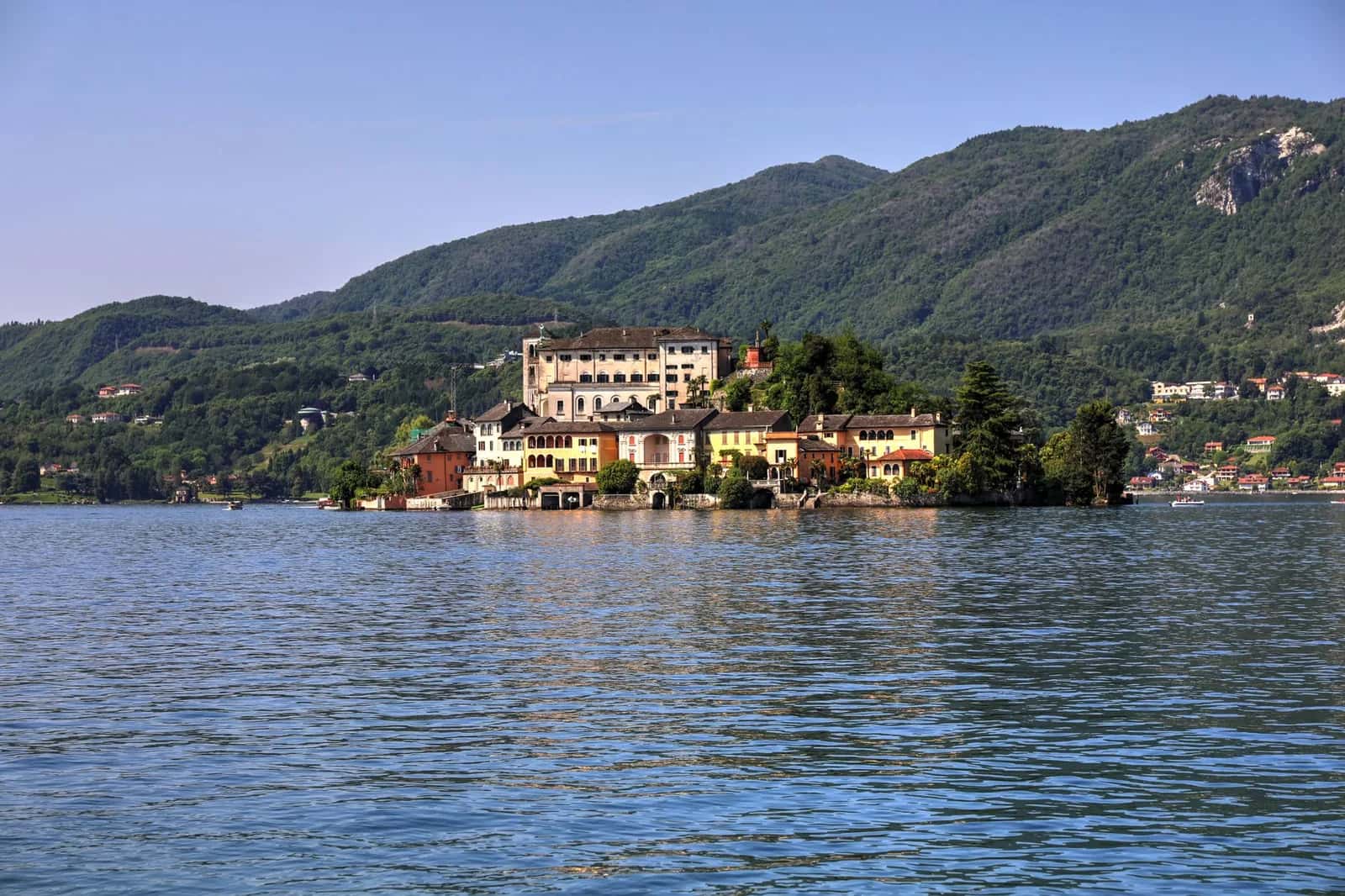 Le village d'Orta San Giulio et l'île San Giulio posée sur le lac d'Orta, dans le Piémont en Italie