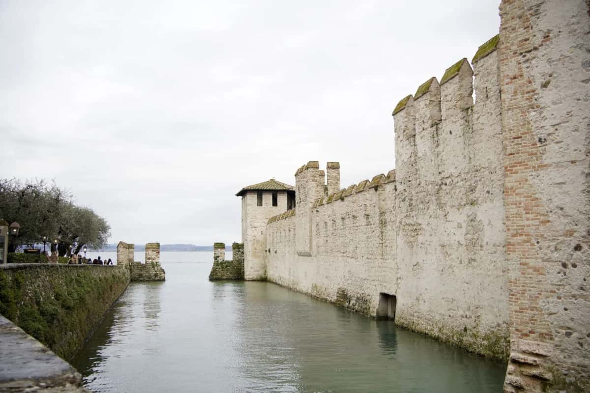Le château Scaligero de Sirmione et ses remparts au bord du lac de Garde, dans le nord de l'Italie