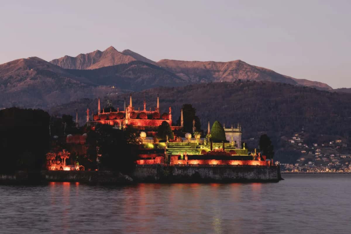 L'Isola Bella et ses jardins en terrasses illuminés au coucher du soleil, îles Borromées sur le lac Majeur en Italie