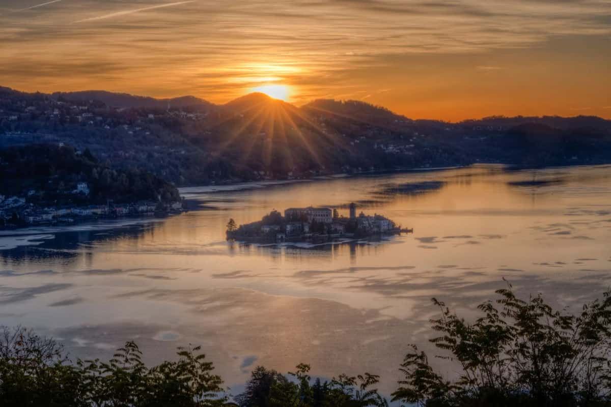 L'Isola San Giulio au coucher du soleil sur le lac d'Orta, dans le Piémont en Italie