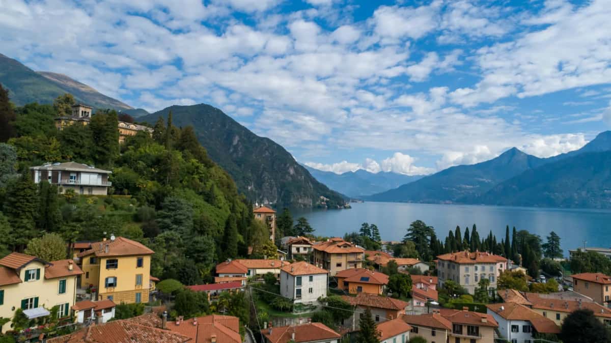 Villages aux toits de tuiles et villas surplombant le lac de Côme et les montagnes, dans le nord de l'Italie