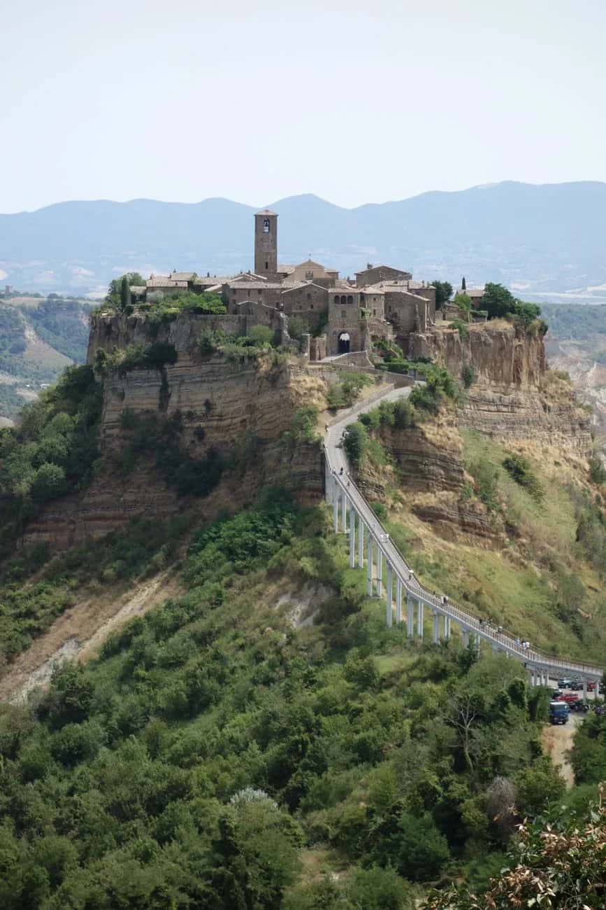 Le village perché de Civita di Bagnoregio et sa passerelle piétonne, dans le haut Latium