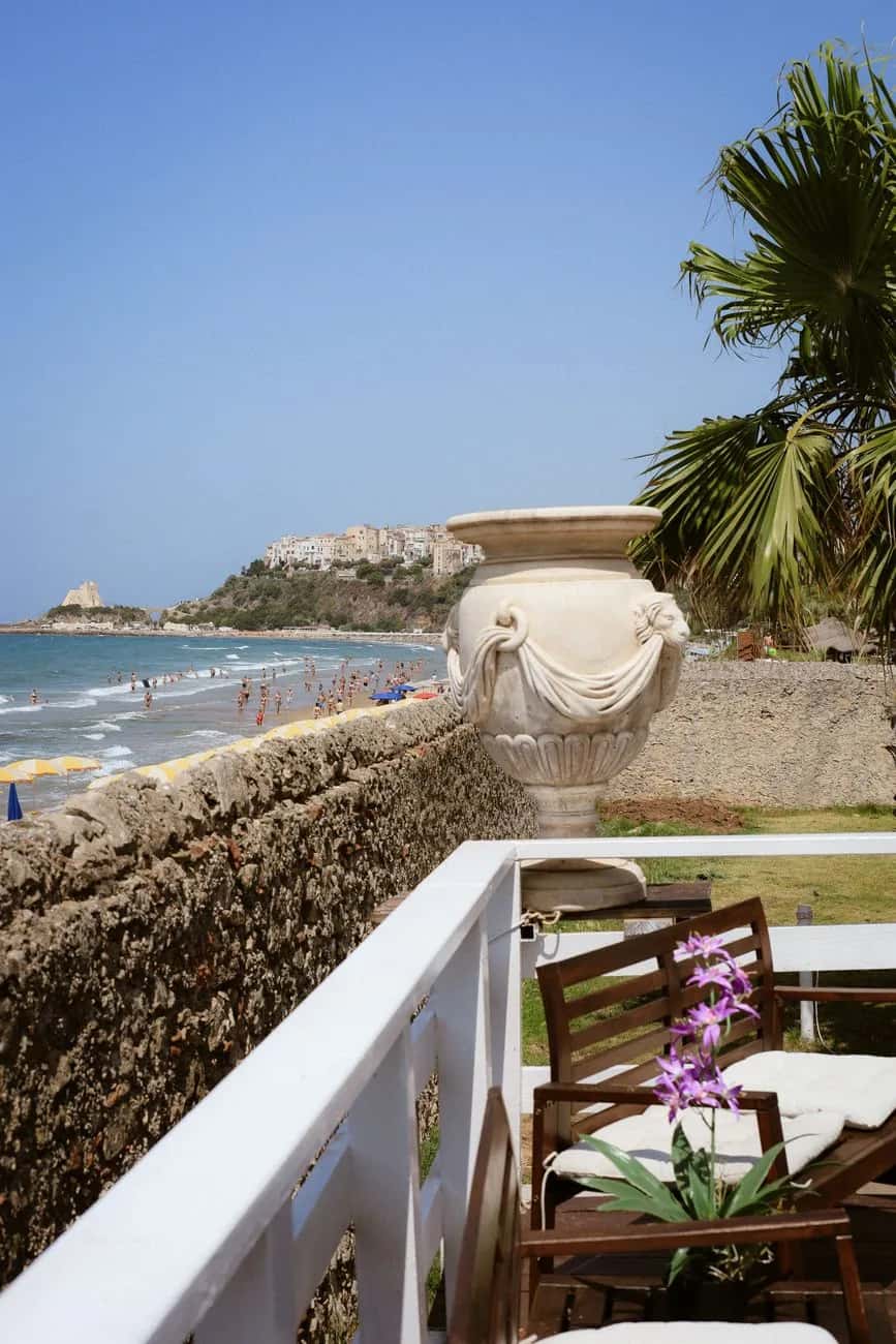 Le village blanc de Sperlonga perché sur son promontoire au-dessus de la plage, côte tyrrhénienne du Latium