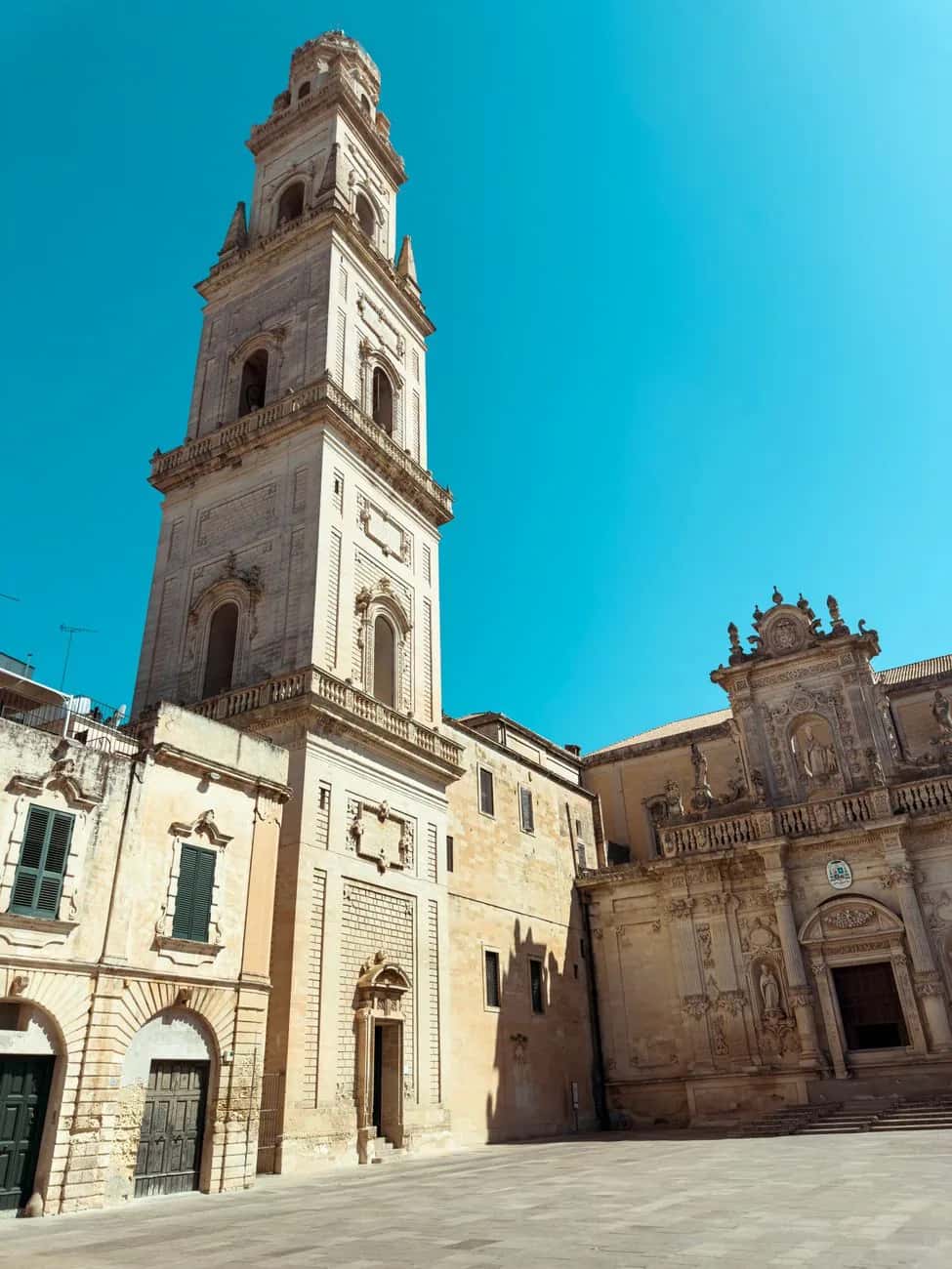 Campanile et façade baroque de la cathédrale sur la Piazza del Duomo à Lecce